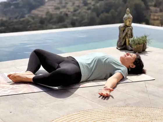 Savasana en yoga y sus beneficios para relajarte mejor
